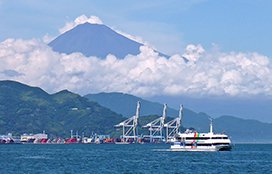 船と富士山02